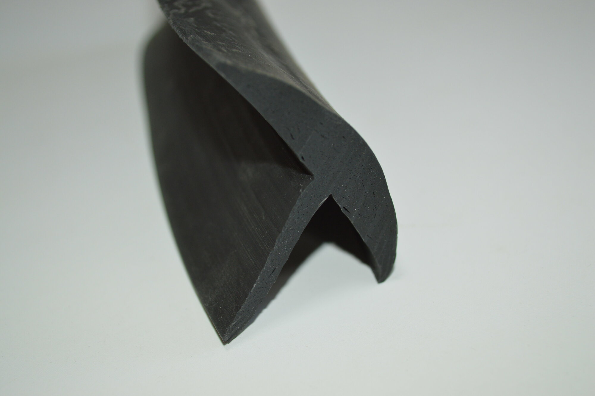Профиль резиновый уплотнительный Т-образный черного цвета. Шляпка 54 мм высота 40 мм. Длина 3 метра