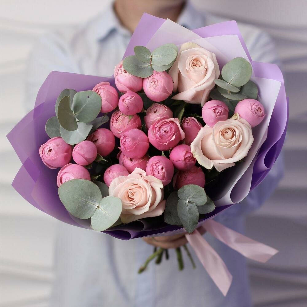 Авторский Букет цветов из кустовых и одноголовых роз с эвкалиптом. Арт 130 Kimbirly Flowers