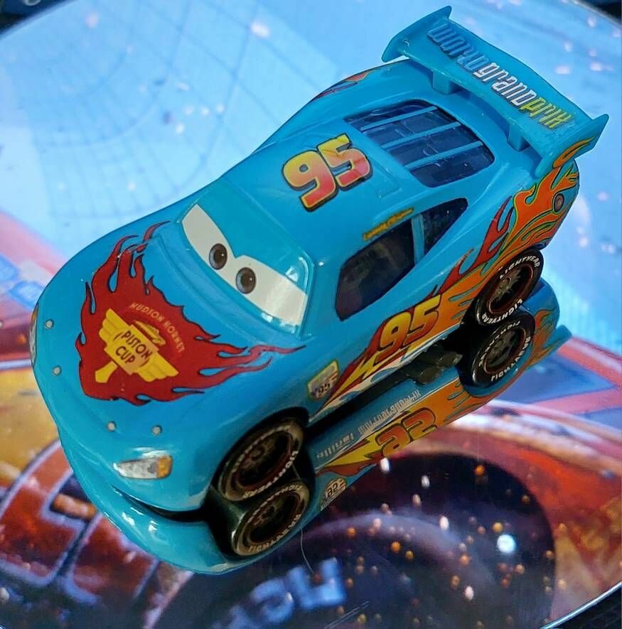 фото Коллекционная модель Молния Маккуин из мультфильма Тачки металлический сплав и краска