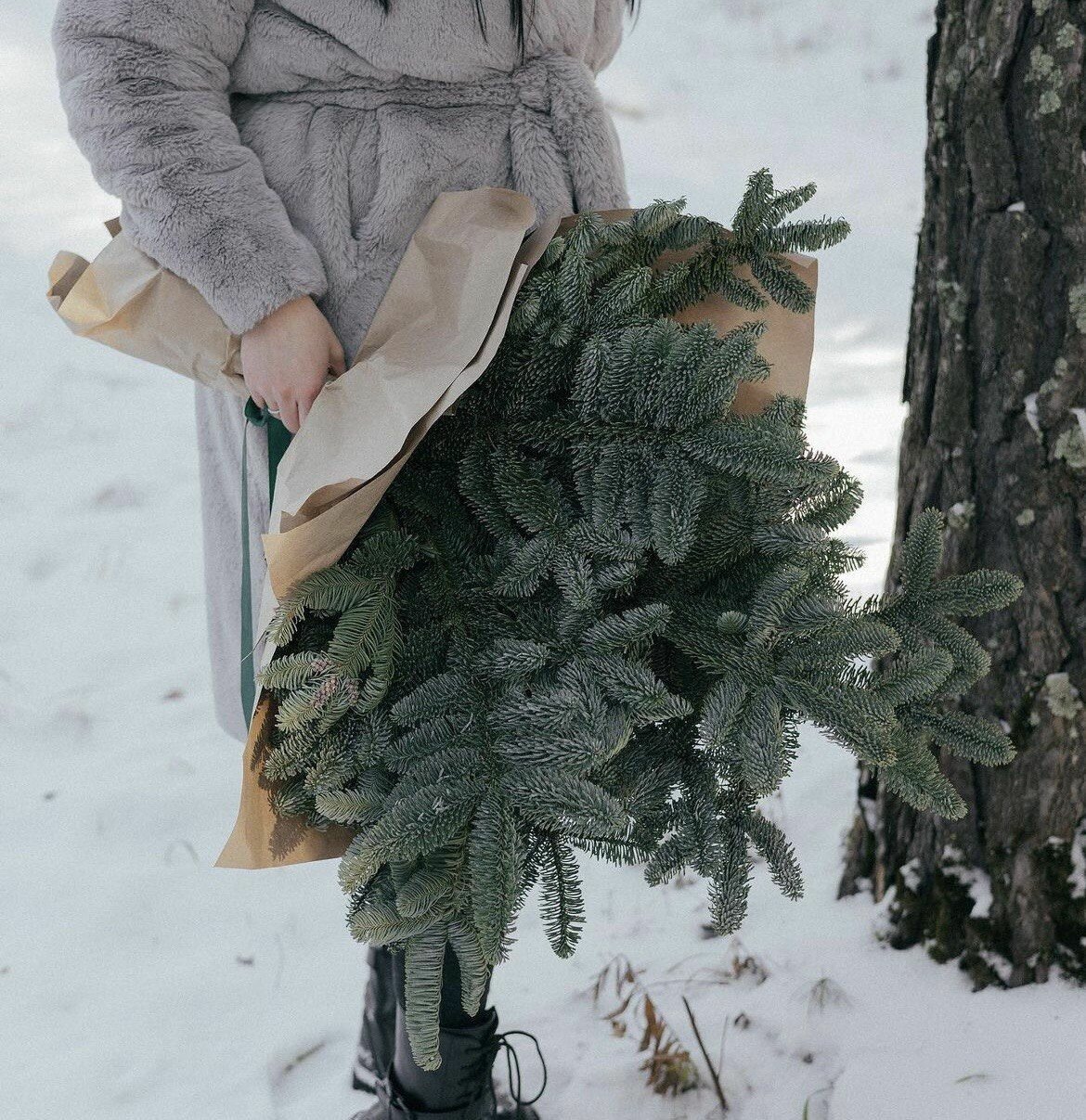 Пышный букет из натурального нобилиса в крафт упаковке