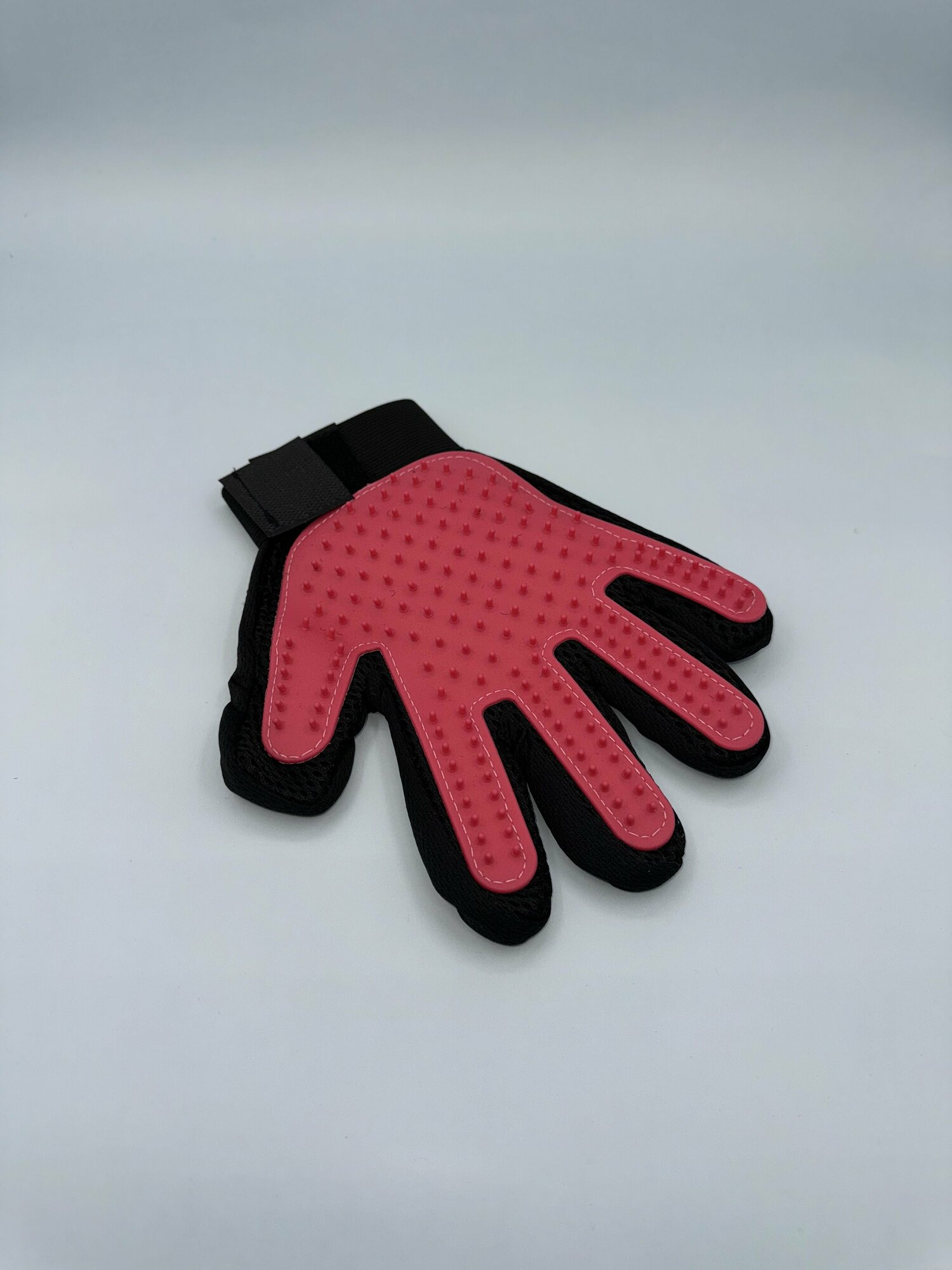 Перчатка расческа для вычесывания шерсти кошек и собак, цвет розовый - фотография № 1