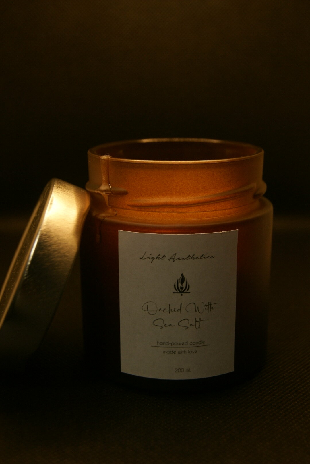 Свеча ароматическая с деревянным фитилем и крышкой - аромат "Orchid With Sea Salt", 200 мл.