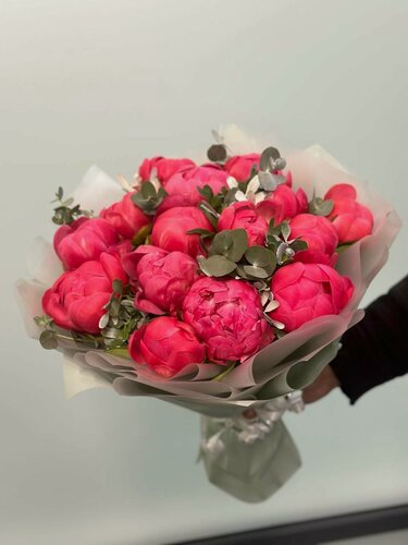 Изображение товара Букет из пионов wowflo, 75 цветов, высота 60см, на стеблях, ветви эвкалипта