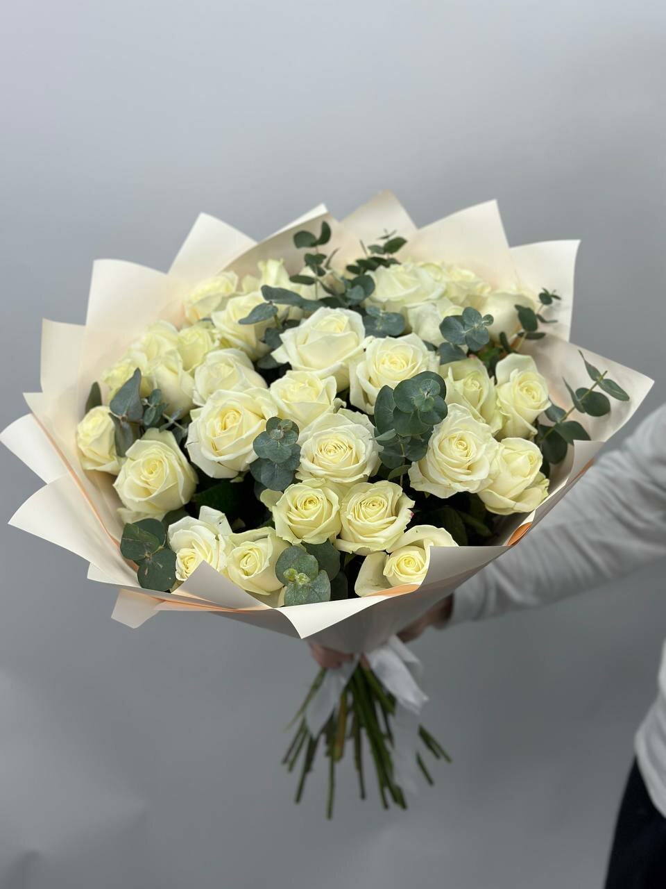 Букет из 31 ароматной белой розы с ветками эвкалипта от FlowersGo