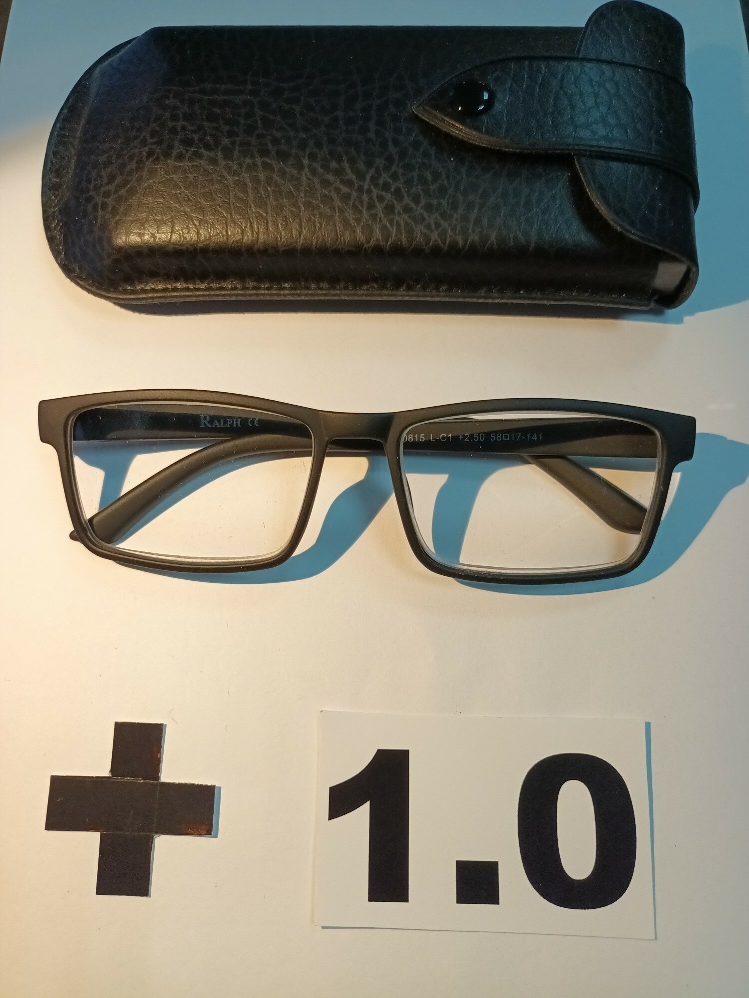 Очки +1.0 Dpp 64-66mm. Линзы пластиковые, бесцветные. Оправа пластиковая черного цвета.
