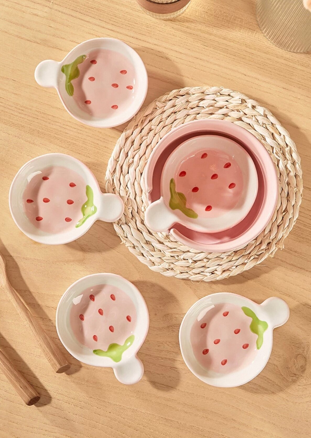 Соусница - это изящная керамическая посуда одноразового использования. Она станет незаменимым помощником на вашем столе, будь то повседневный обед или праздничный ужин. — фото 1