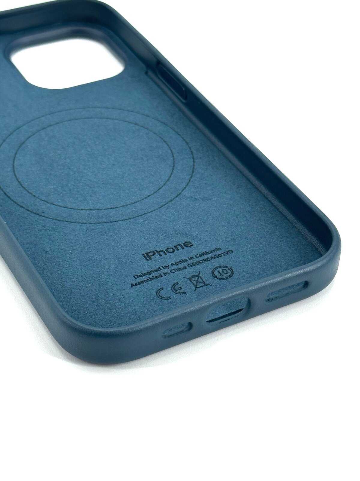 Кожаный чехол для iPhone 14 с Magsafe и анимацией синий (Baltic blue)