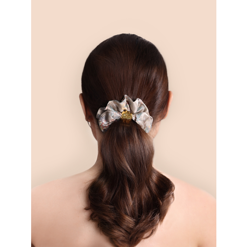 Шелковая резинка для волос Лазоревый цветок песочно-бежевая от Mollen