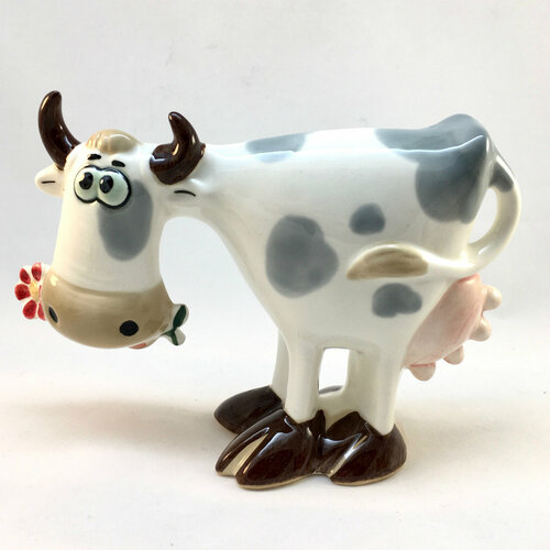 Статуэтка декоративная фарфоровая Корова с цветком с серыми пятнами