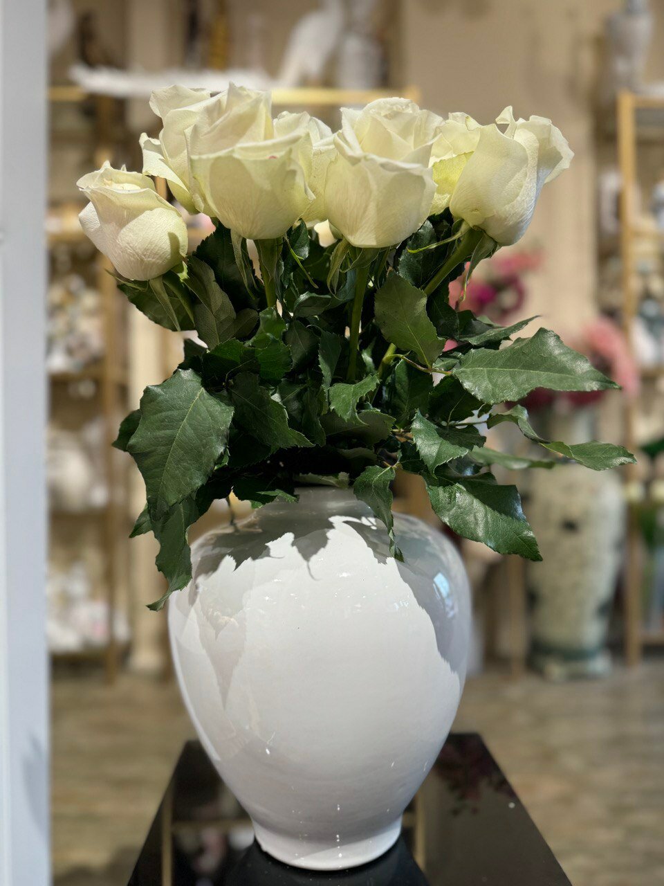 Красивая выпуклая ваза для цветов, декор и интерьер в дом.