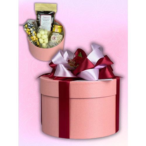 Подарочный бокс с чаем и сладостями любимой бабушке