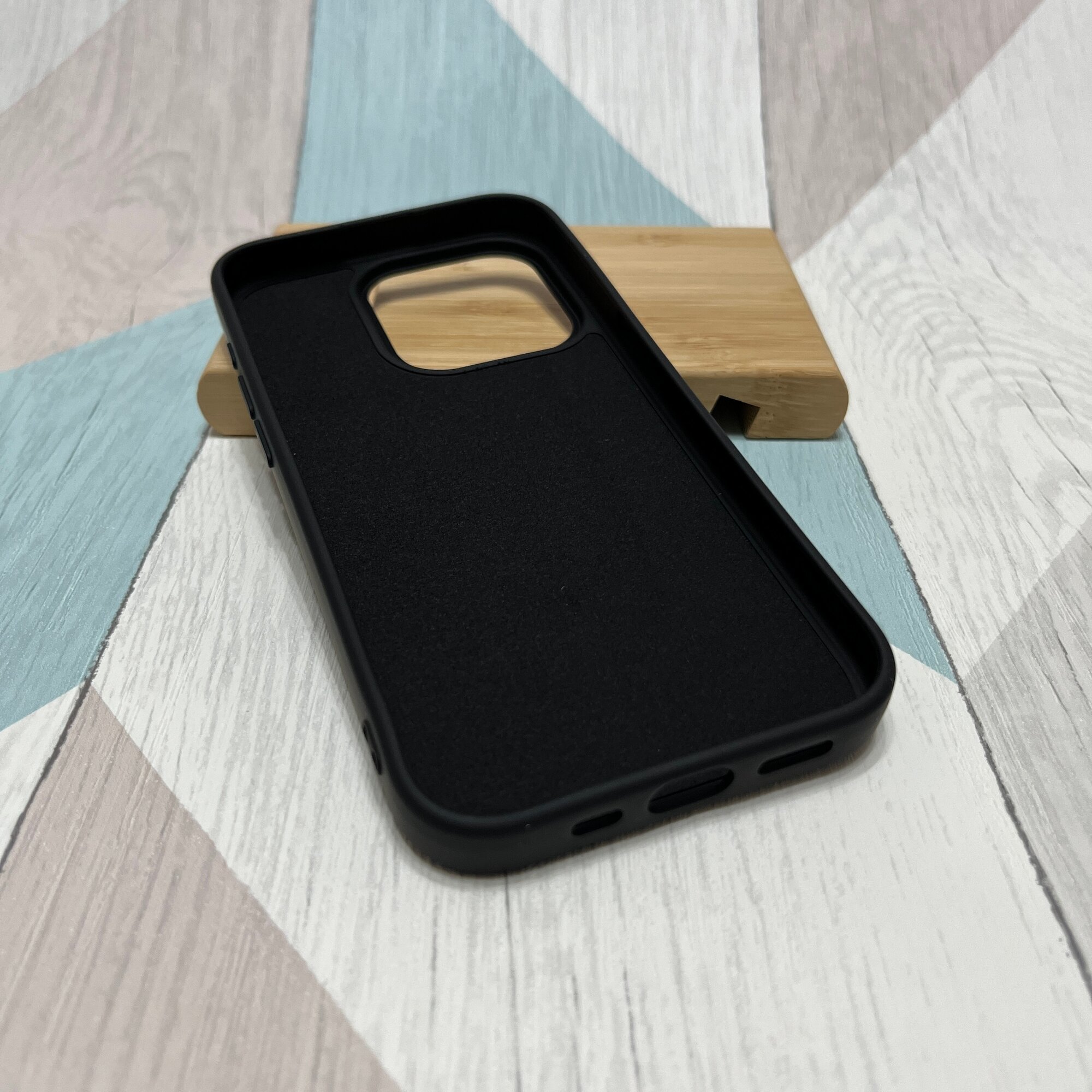 Чехол на Apple iPhone 15 Pro Max / Айфон 15 Про Макс черный, силиконовый — фото 1