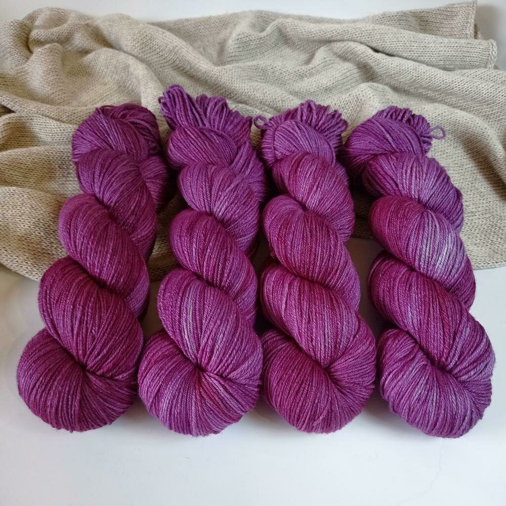 Пряжа с шелком ручного окрашивания Wonder Yarn "Violet"