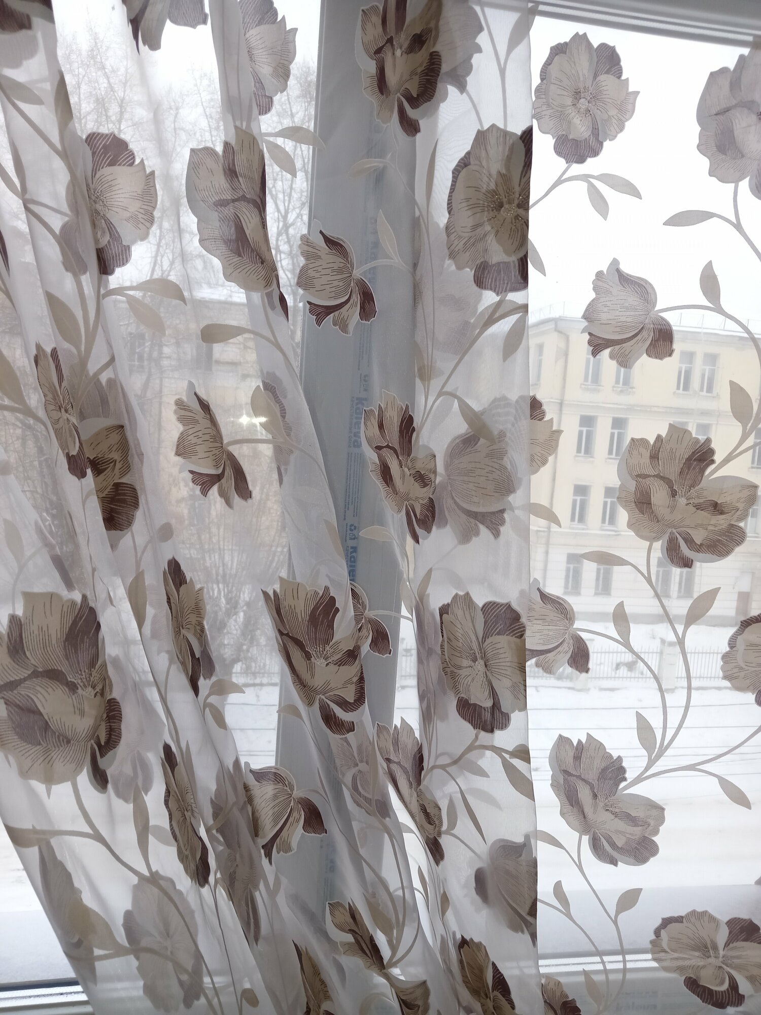 фото Тюль органза белая с коричневыми цветами выс.270см, шир.400см, для комнаты, кухни, детской, кабинета, гостиной. Шторы в комплект не входит