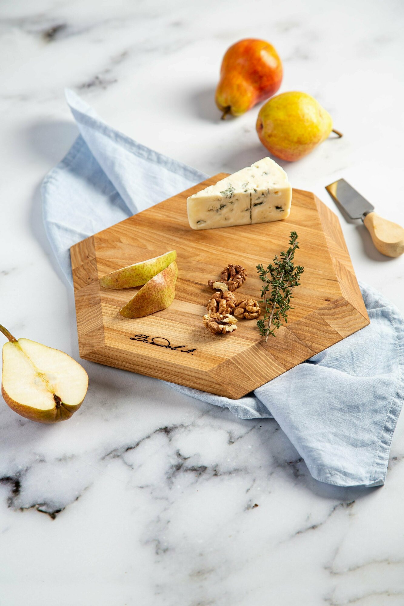 Разделочная доска "соты" карагач 30*26*3 (см)