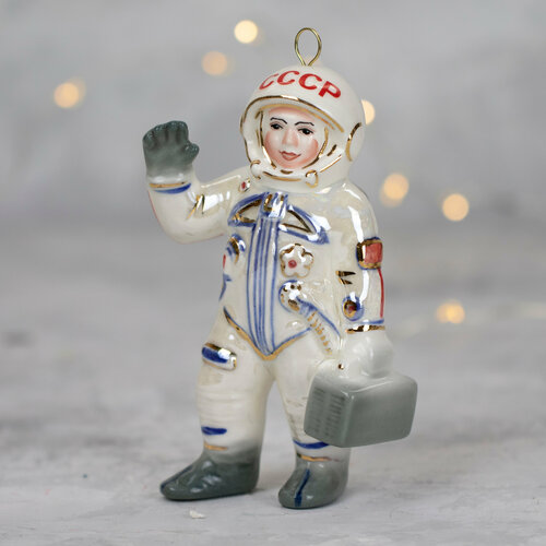 Космонавт с чемоданом белый. Фарфор белый, серебристый