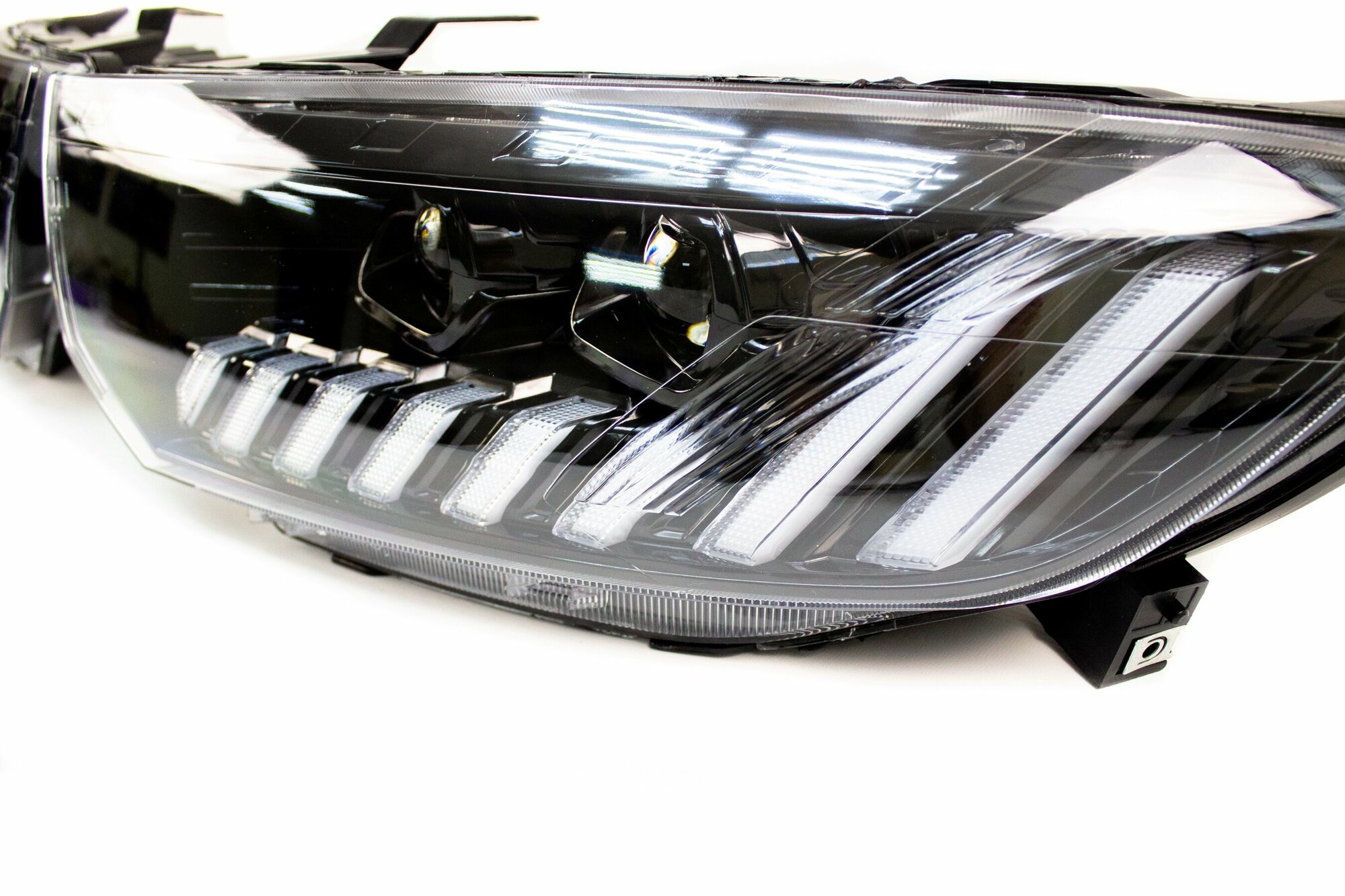 Фары Тюнинг для Лада Веста стиль AMG 2 линзы на фаре Bi-LED Бегущий поворотник