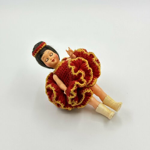 Винтажная кукла в красном вязаном платье пластик композитный материал 4550₽