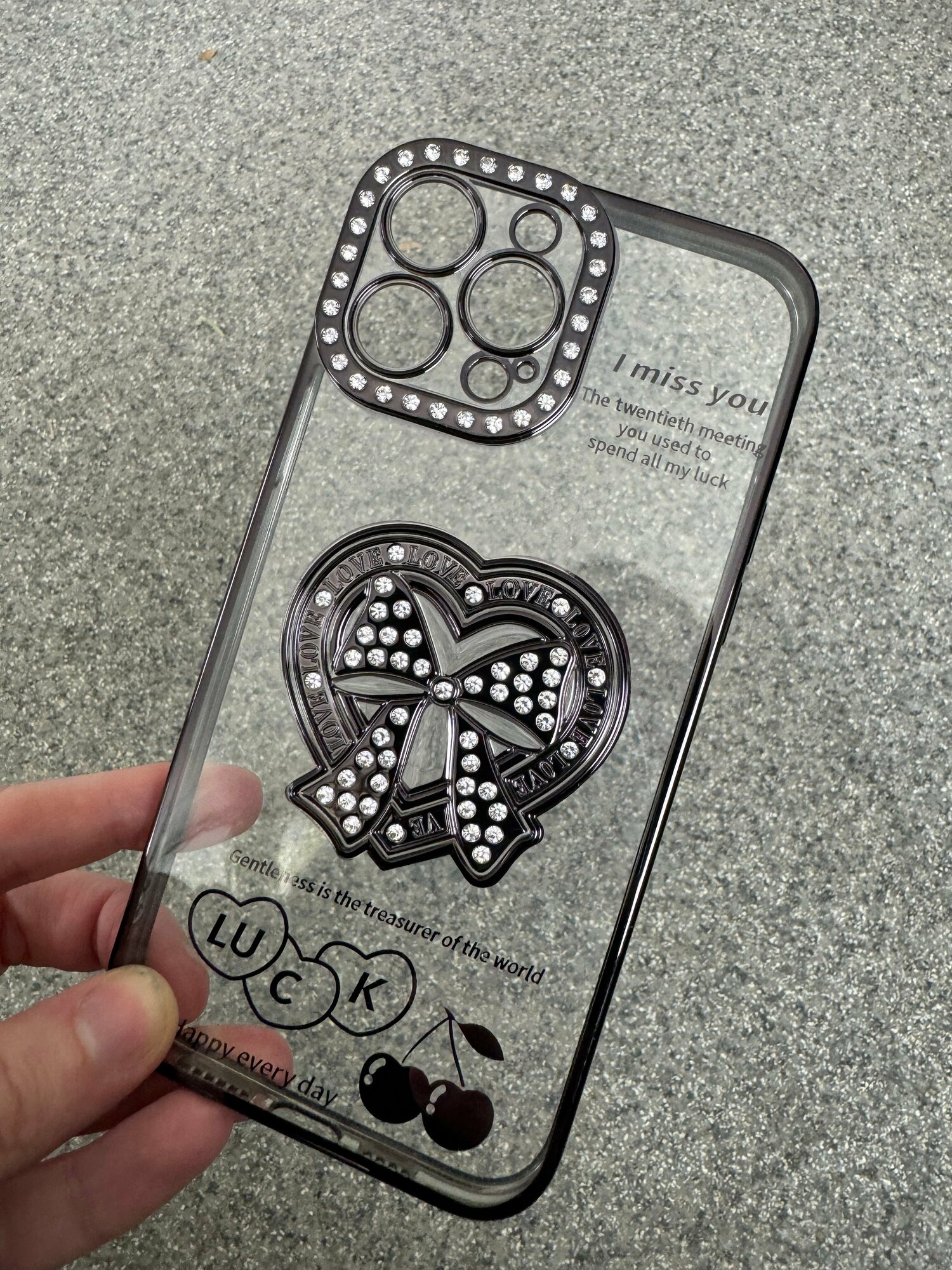 Чехол панель накладка бампер MyPads Hearth на iPhone 14 Pro тонкая силиконовая крышка с защитой задней камеры со стразами и рельефным сердцем черны.