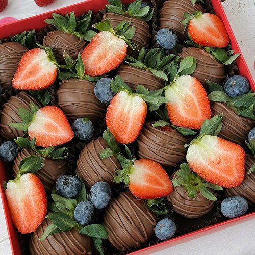 Клубника в шоколаде с голубикой, сладкий подарок на праздник, красивый сюрприз для любимой