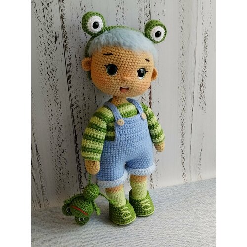 Вязаный мальчик с лягушкой