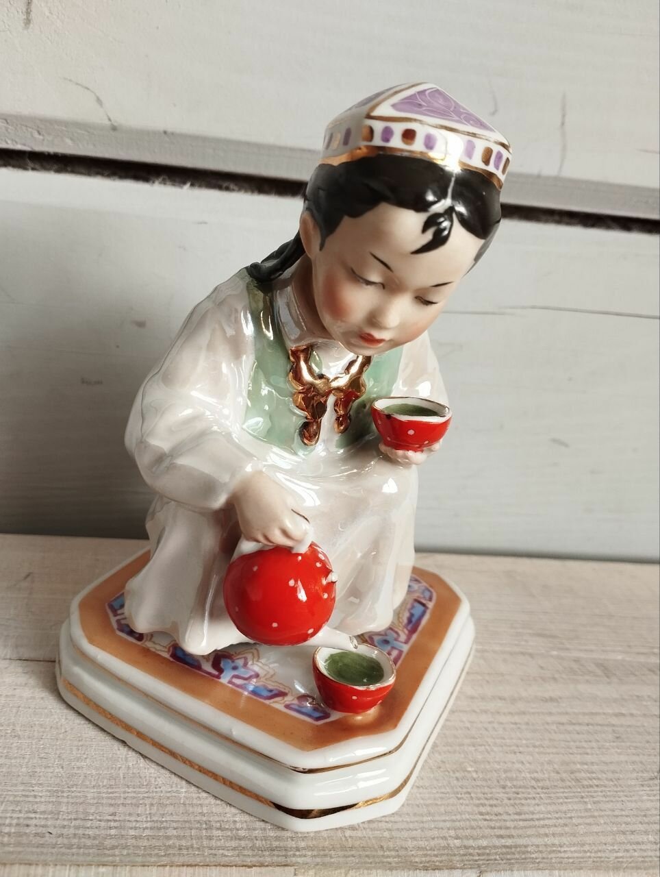 фото Статуэтка фарфоровая СССР "Маленькая хозяйка"(Узбечка с чайником)