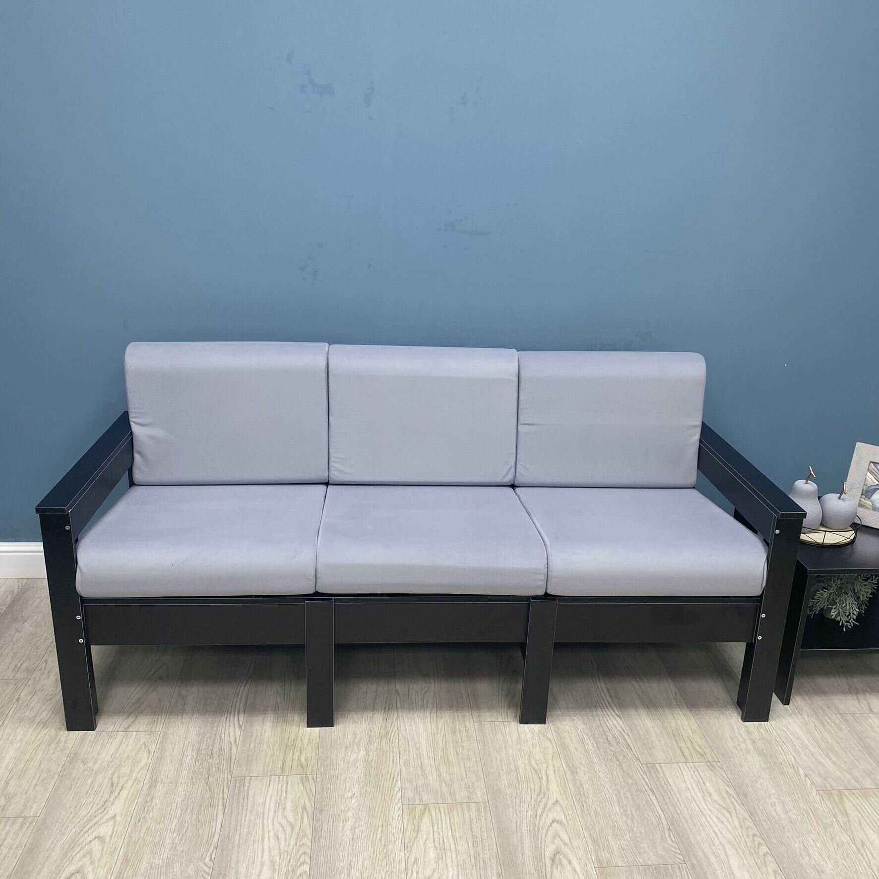 фото Диван Каттегат New Victoria трехместный, каркас черный, велюр стальной