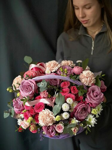 Изображение товара Корзина живых цветов "Малиновые сны" с розами, хризантемой и эустомой размер L