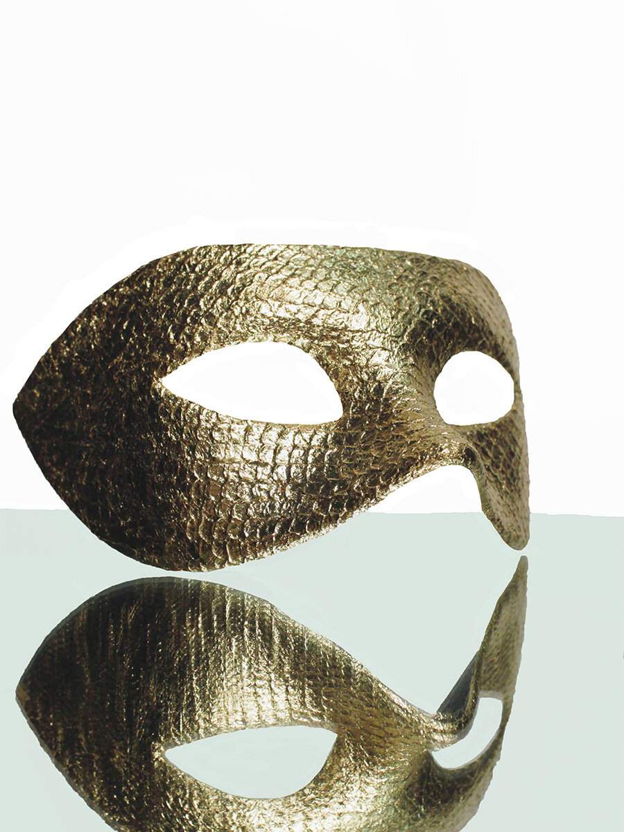 Карнавальная маска золотая с имитацией кожи рептилии