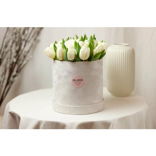 Белые тюльпаны в бархатной коробке