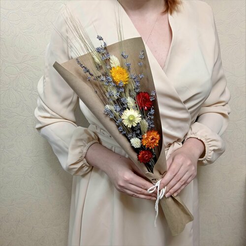 Полевой букет из сухоцветов с гелихризумом
