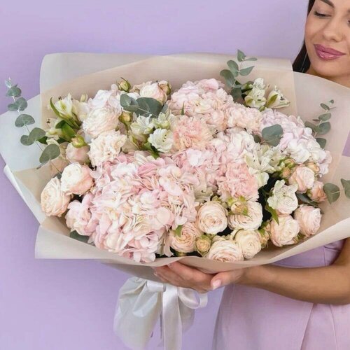 Изображение товара Премиум Букет Пионовидные Розы в пудре из кустовых роз и гортензий в нежных тонах