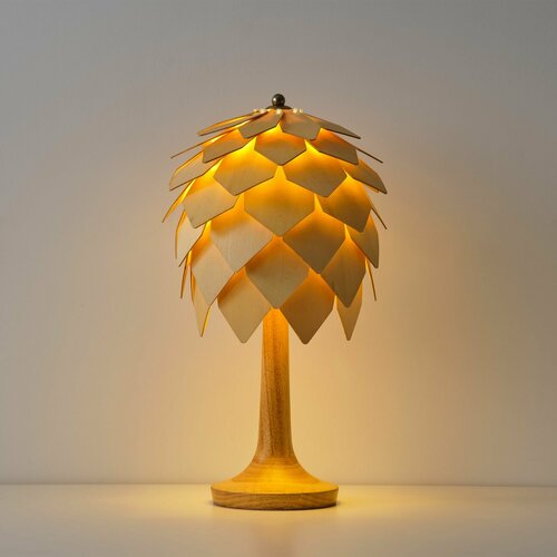 Настольная лампа Pigna. Дизайнерский настольный светильник из дерева в виде еловой шишки