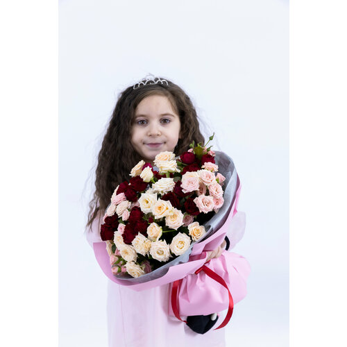 Букет из роз 21 шт, микс цветов: розовый/белый/красный - доставка цветов на дом по Москве