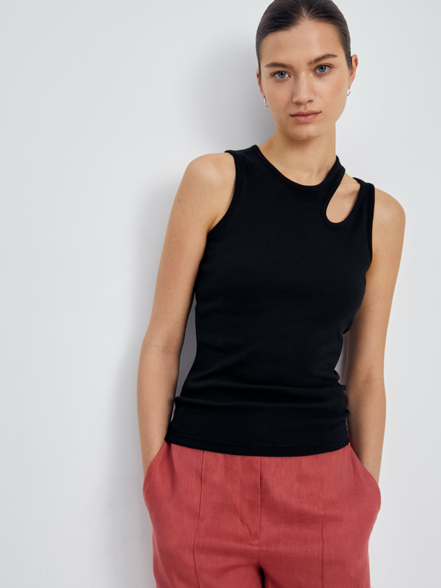 Майка с фигурным вырезом