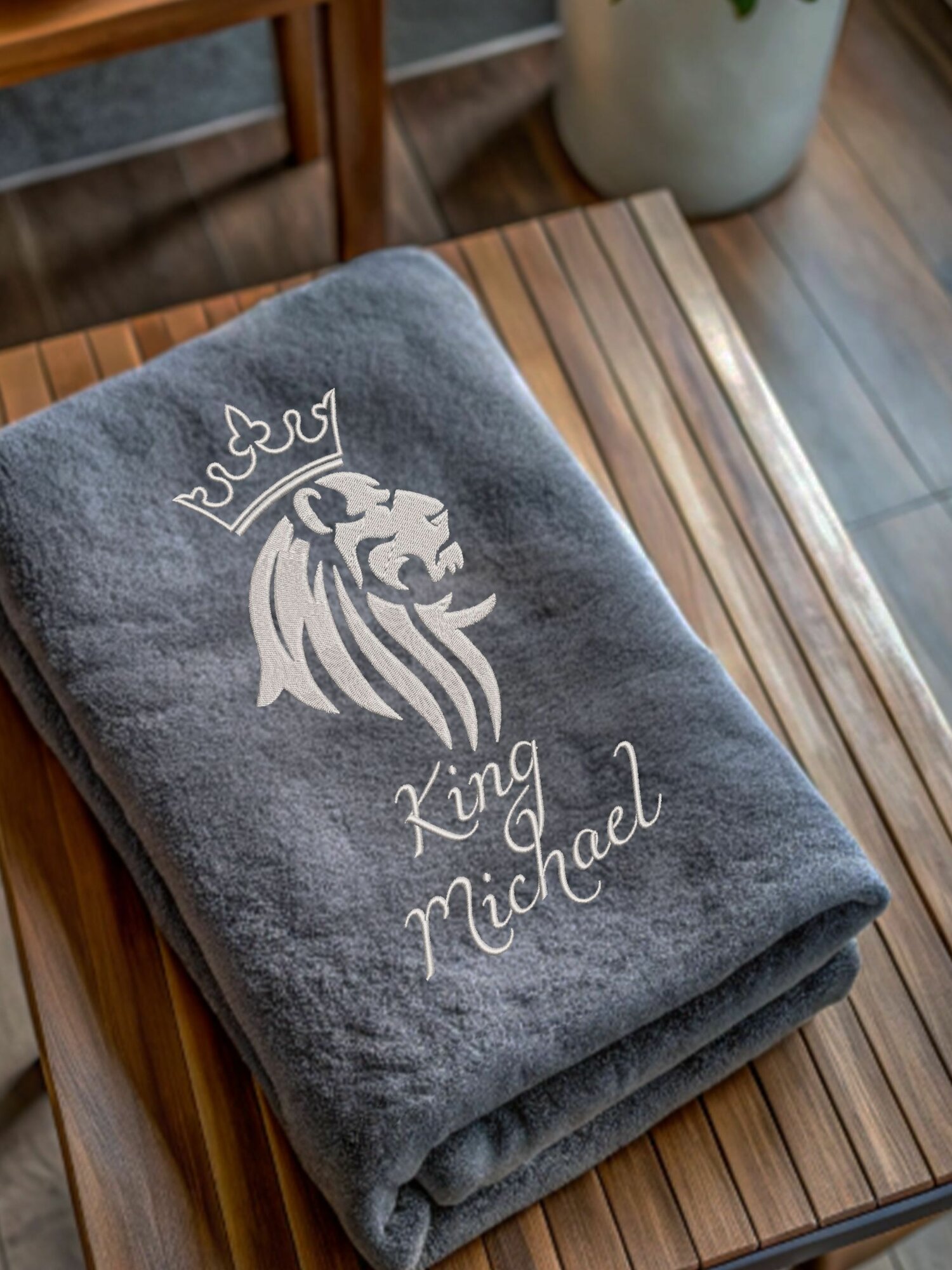 Полотенце банное махровое именное подарочное с вышивкой King Михаил