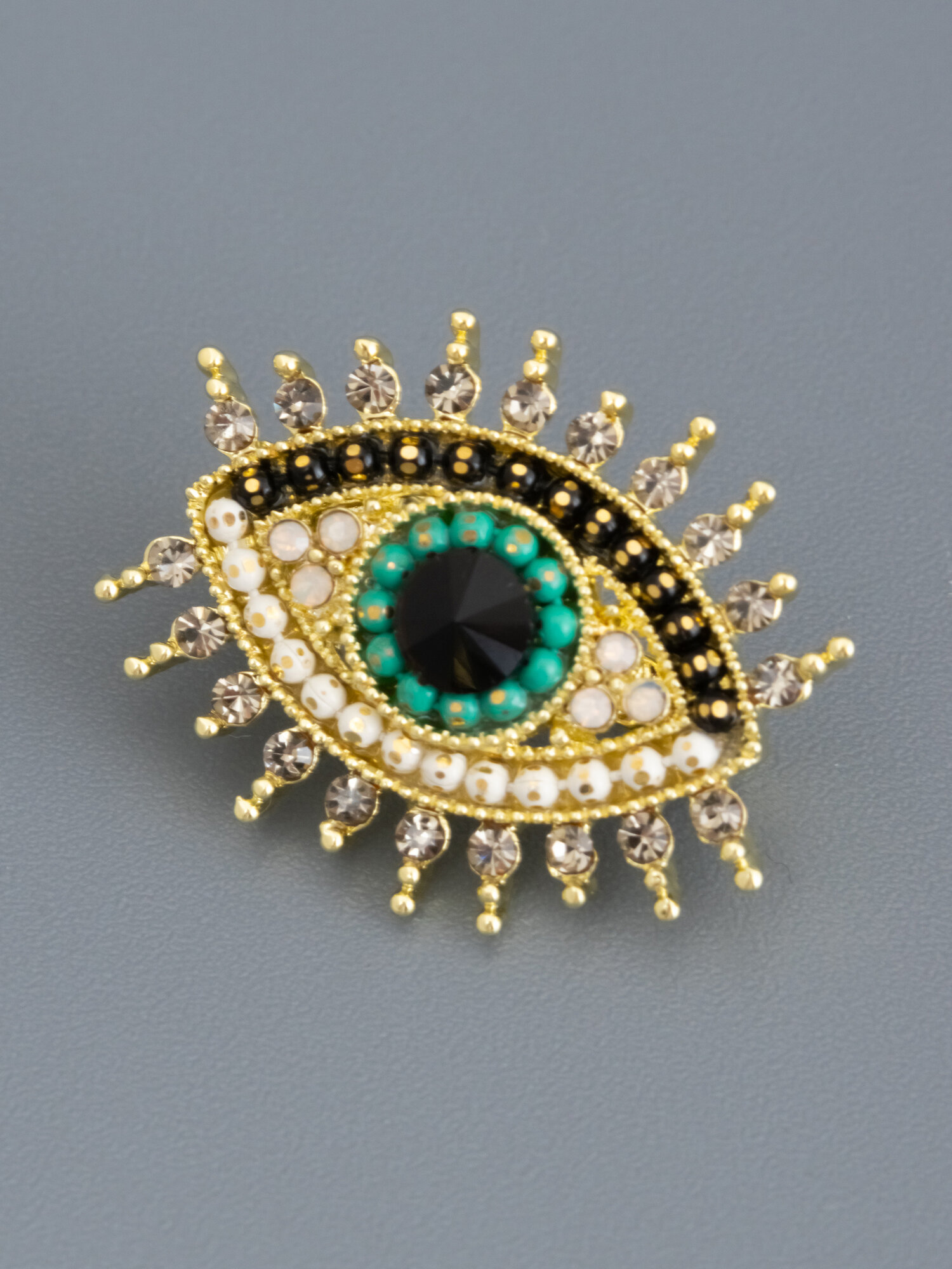 Брошь ЖемАрт, кристалл, 1 шт., белый, зеленый, черный, золотой — фото 1