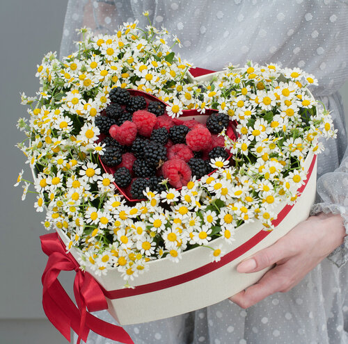 Изображение товара Коробка с кустовыми ромашками, малиной и ежевикой "Любимый июль"