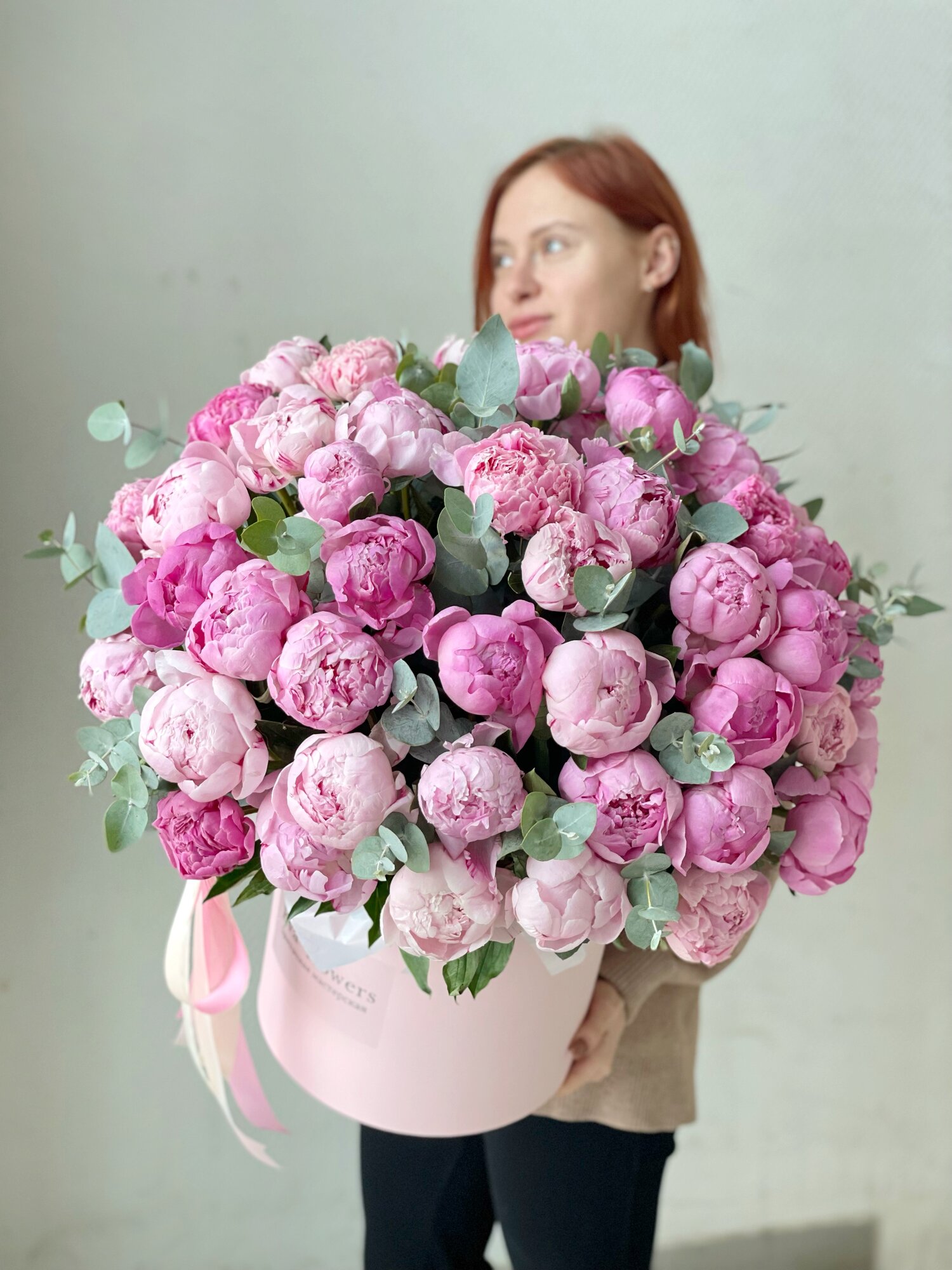 51 розовый пион в коробке с эвкалиптом и атласными ленточками