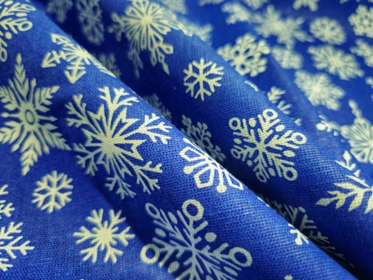 150 см. Ткань синего цвета с белыми снежинками 150*150 / 1.5 метра ткани новогодней со снежинками