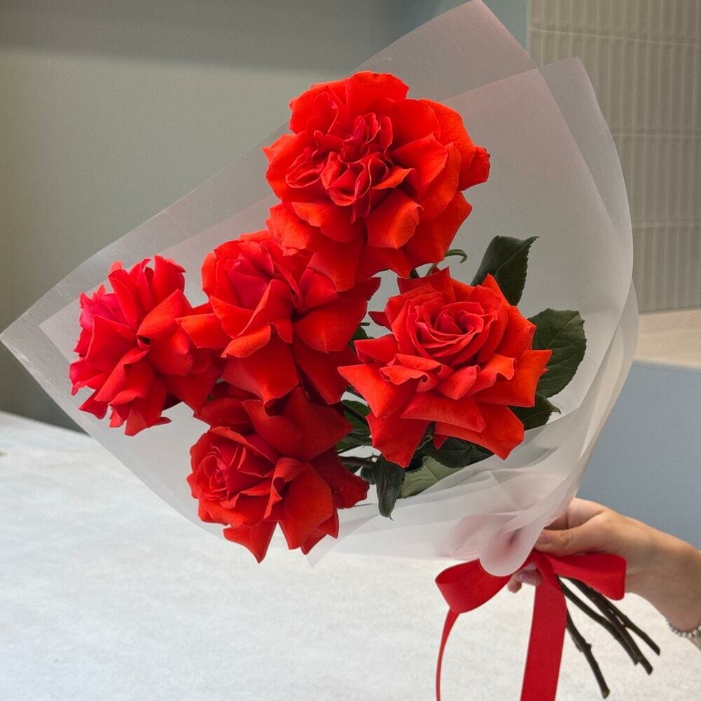 Букет из роз Нина 5 штук Эквадор дизайнерская упаковка лента