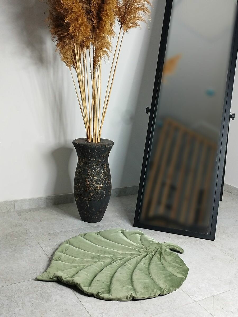 фото Декоративный коврик листок прикроватный 70х62