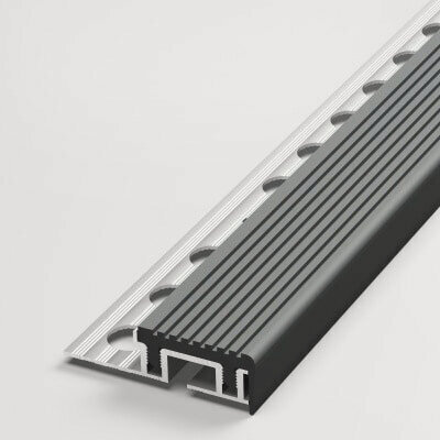 Изображение товара Угловая противоскользящая накладка на ступени Лука ПУ09-1, длина 2,5 м, алюминиевая, со вставкой из ПВХ, серая 414