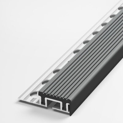 Угловая противоскользящая накладка на ступени Лука ПУ09-1 длина 25 м алюминиевая со вставкой из ПВХ серая 414