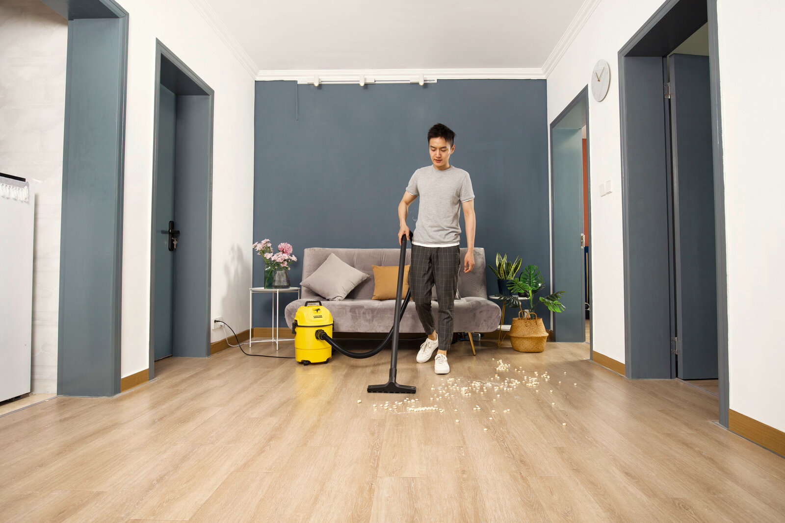 Хозяйственный пылесос Karcher WD 1 Classic (1.098-322.0) для сбора сухого и влажного мусора с функцией выдувания — фото 1