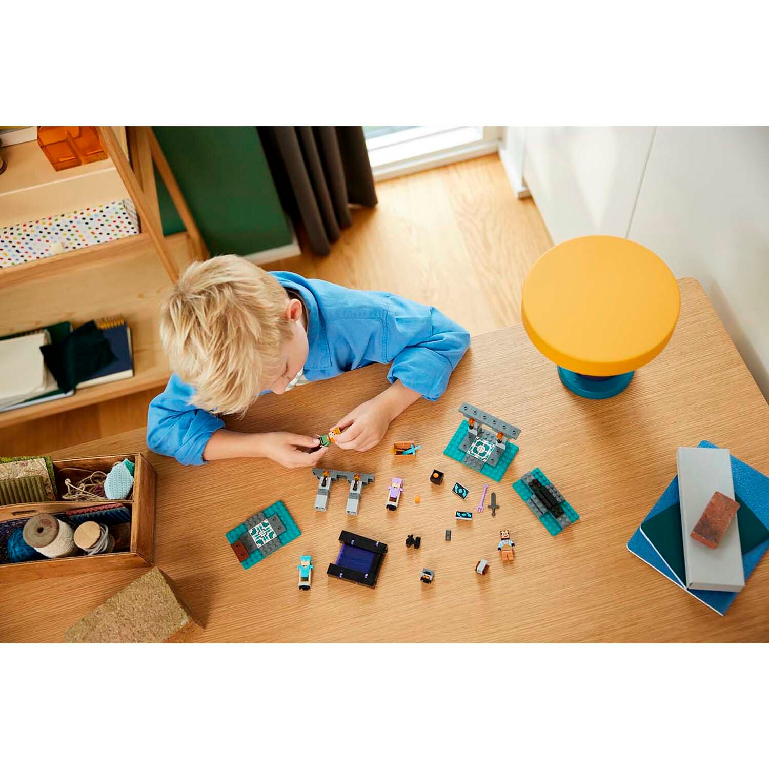 Конструктор LEGO Minecraft The Armoury 21252 Оружейная палата, 203 дет. — фото 1