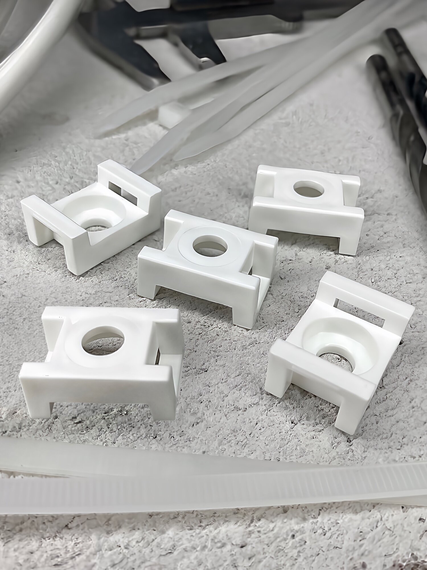 Площадка под хомут DM PLAST Белая 23х16 мм, 100шт. — фото 1