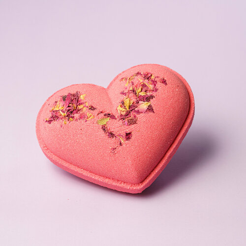 Бомбочка для ванны Сердце с лепестками роз и ароматом 