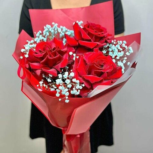 Букет цветов "Алые розы с гипсофилой"