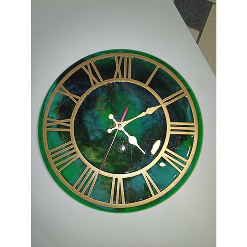 Часы настенные из эпоксидной смолы. зеленые